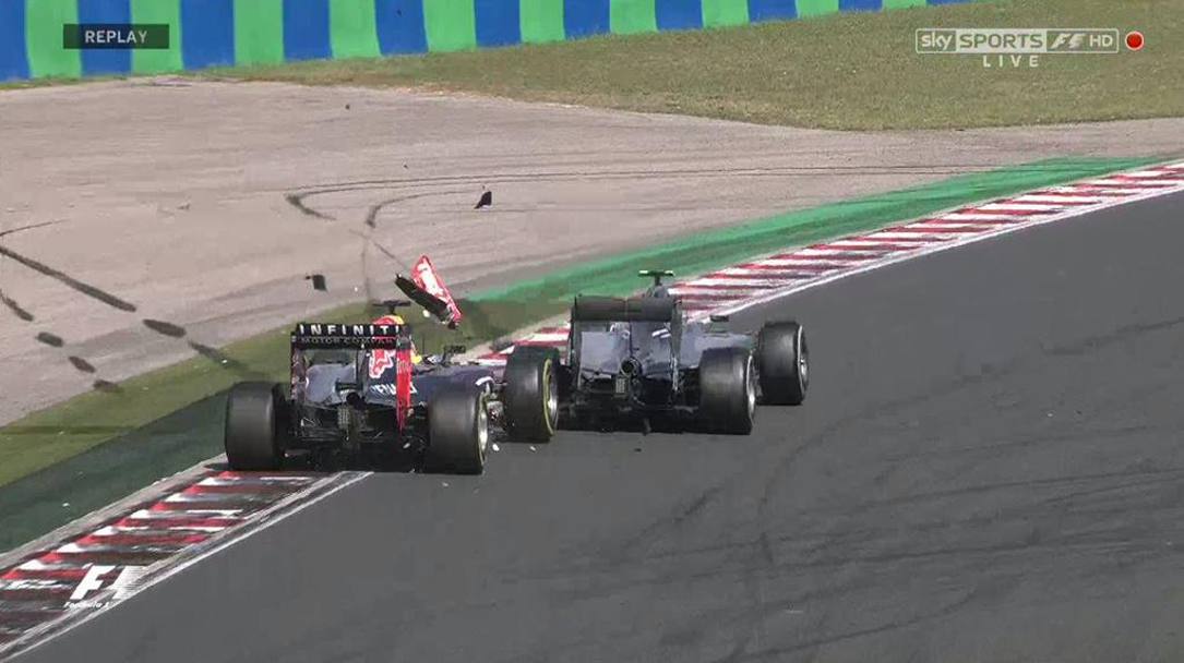 Ci pensa Ricciardo ad assicurare la vittoria a Vettel centrando con l&#39;alettone la posteriore sinistra di Rosberg